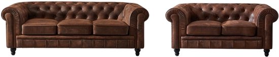 Bruine 3-zits en 2-zits chesterfield banken naast elkaar.