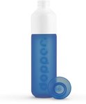 Blauwe Dopper drinkfles met witte dop, met een losse blauwe dop ernaast.