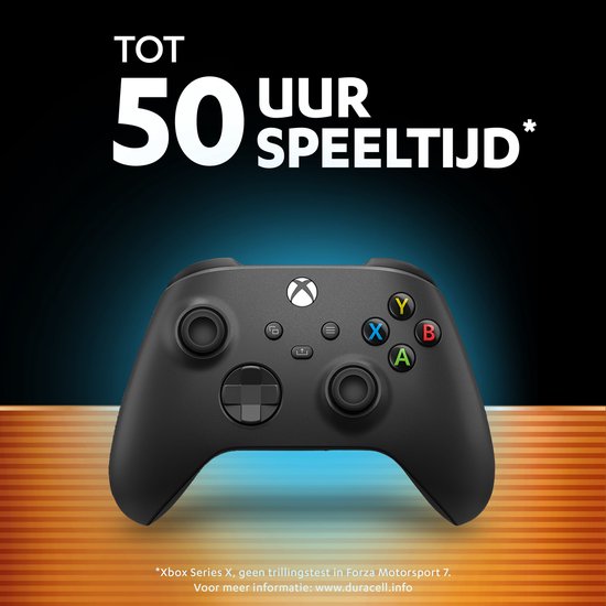 Manette noire Xbox Series X sur fond orange et bleu. Texte "JUSQU'À 50 HEURES DE JEU".