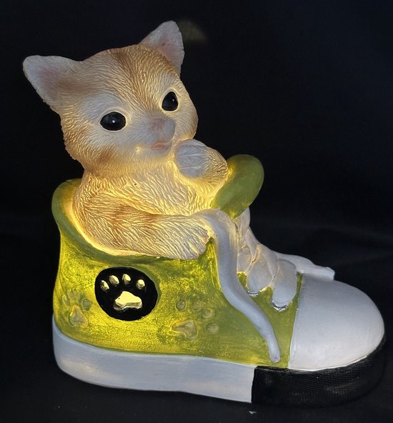 Animal de jardin en polyrésine avec chaussure et LED - Chat - Beige + chaussure verte - 1 LED - Hauteur 15 x 15 x 14 cm - Accessoires de maison - Accessoires de jardin - Décoration de jardin