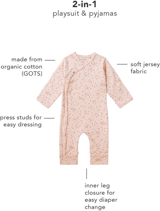 Lichtroze boxpakje met lange mouwen, zachte jersey stof en een print van kleine rode stipjes. Drukknoopjes voor makkelijke aankleding en binnenslangsluiting voor luierwissel.