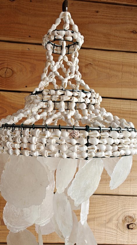 Wit gedecoreerde hanger met schelpen en Capiz schelpen