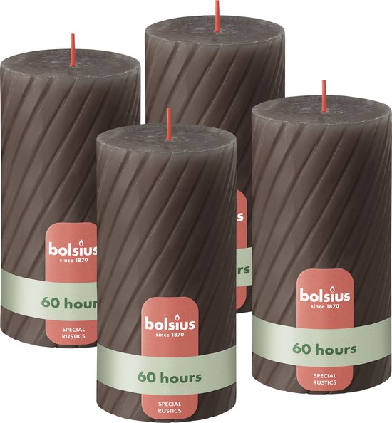 Vier donkerbruine kaarsen met gedraaid patroon en een groen met rood label van Bolsius '60 hours Special Rustics'.
