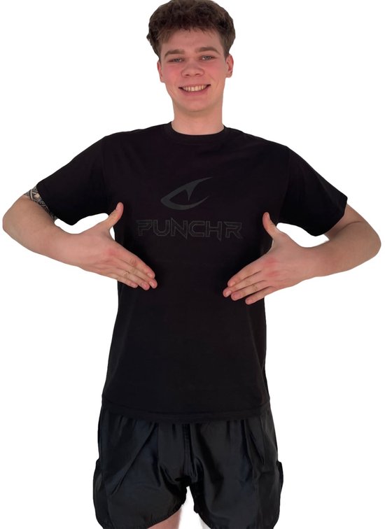 Jonge man in zwart t-shirt met PUNCHR logo op de borst.