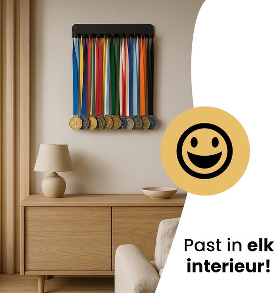 Zwarte medaillehouder met 17 gekleurde medailles aan een muur in een modern interieur. "Past in elk interieur!"