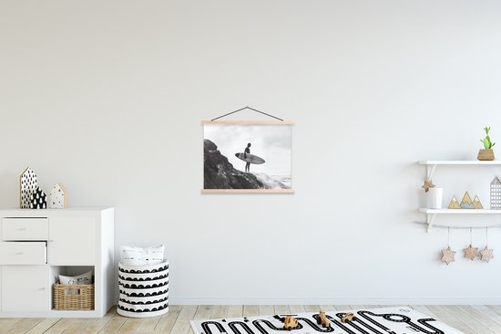 Posterhanger incl. Poster 40x30 cm - Schoolplaat - Surfer - Rots - Oceaan - Golven - Textielposter - Blanke latten