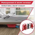 Een opgevouwen rode brandladder onder een bed in een slaapkamer, met de tekst 'Ruimtebesparend & gemakkelijk op te bergen'.