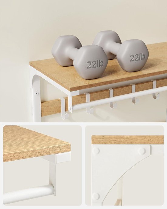Witte metalen wandkapstok met eikenkleurige plank en twee rijen van vijf haken, met twee grijze dumbbells van 22 pond erop.