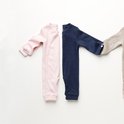 Twee longsleeve boxpakjes, één in roze en één in donkerblauw, met lange mouwen en drukknoopjes.