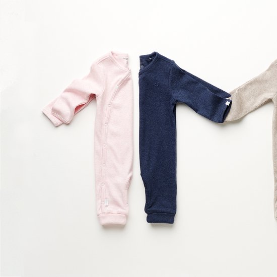 Twee longsleeve boxpakjes, één in roze en één in donkerblauw, met lange mouwen en drukknoopjes.