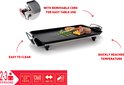 Elektrische grillplaat GT 1375 met biefstuk, zalm en groenten. Tekst geeft aan 'EASY TO CLEAN', 'QUICKLY REACHES TEMPERATURE' en 'WITH REMOVABLE CORD'.