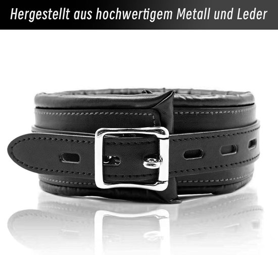 Detail van een zwarte kunstleren halsband met metalen gesp, gemaakt van metaal en leer.