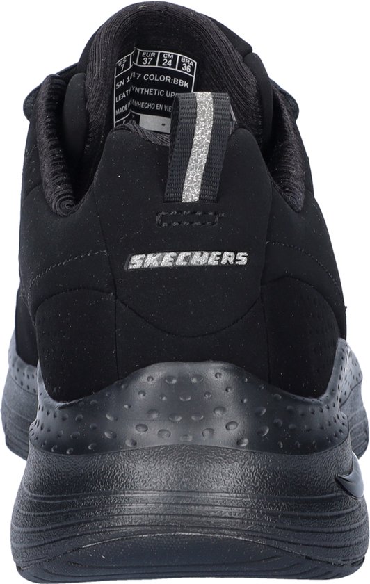 Achterkant van een zwarte Skechers Arch Fit damessneaker met 'Skechers' logo op de hiel.