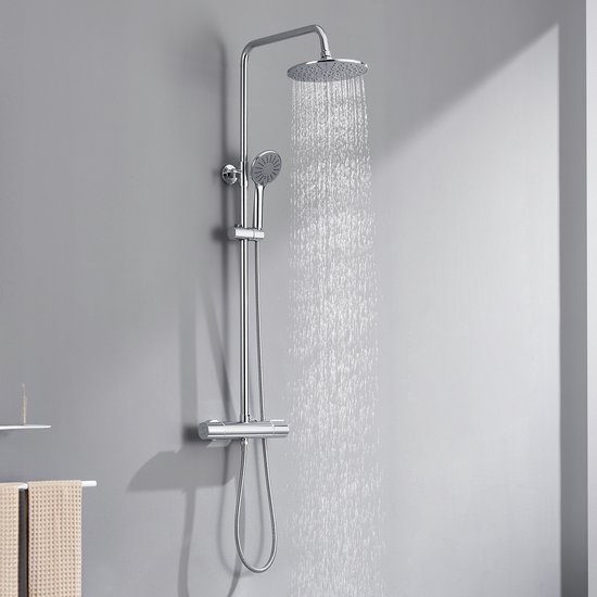 Chromen douchekolom met thermostaatkraan, regendouche en handdouche met stromend water.