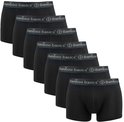 Zeven zwarte boxershorts gestapeld, elk met elastische band met 'Bamboo basics' erop.