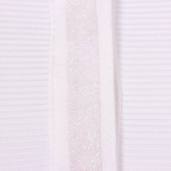 Detail van de glitterband over de knoopjes van een wit wedstrijdshirt.