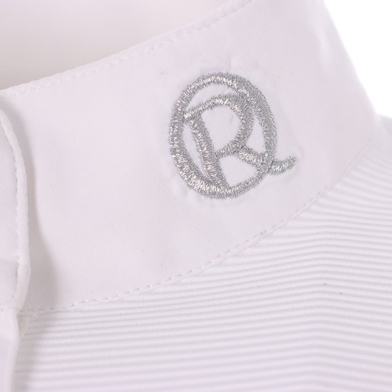 Detail van het geborduurde zilverkleurige Quur logo op de witte kraag van het wedstrijdshirt.