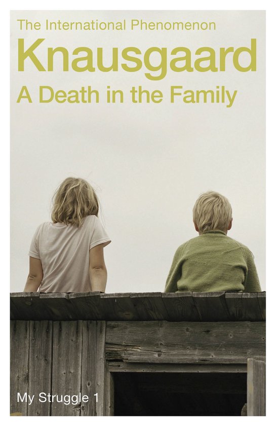 De cover van 'A Death in the Family' toont twee kinderen, gezien van achteren, zittend op een houten structuur. De titel "Knausgaard A Death in the Family" staat bovenaan.