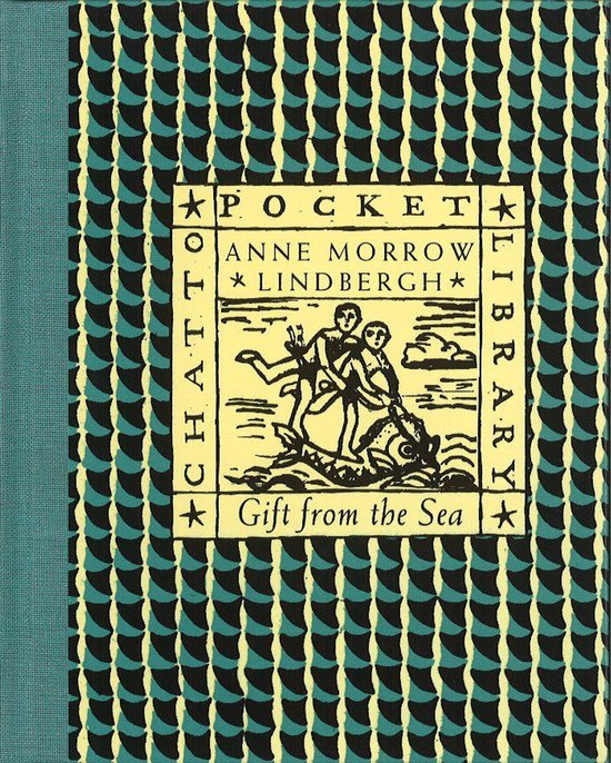 Boekkaft met de titel 'Gift from the Sea' van Anne Morrow Lindbergh, met een illustratie van twee mensen die op een vis rijden.