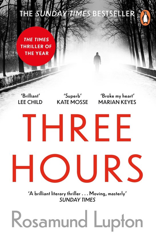 De cover van 'Three Hours' van Rosamund Lupton toont een besneeuwde laan met een eenzame figuur. De titel en recensies staan in grote letters.