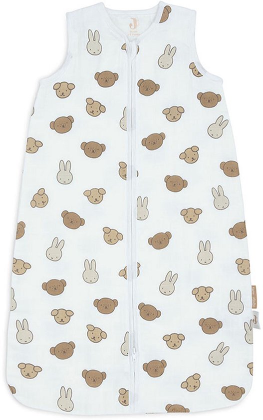 Witte slaapzak met een all-over print van Miffy en vriendjes in bruin en beige. Sluit met een rits.