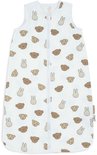 Witte slaapzak met een all-over print van Miffy en vriendjes in bruin en beige. Sluit met een rits.
