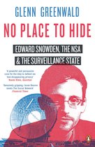 Livre "No Place to Hide" de Glenn Greenwald, avec Edward Snowden, la NSA & l'État de surveillance, avec un homme portant des lunettes au premier plan.