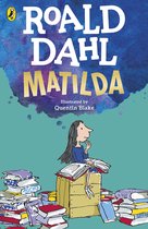 Boek 'Matilda' van Roald Dahl, geïllustreerd door Quentin Blake. Een meisje zit op een stapel boeken.