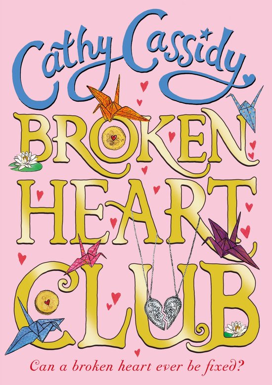 Boekcover 'Broken Heart Club' met de titel in goudkleurige letters, omringd door origami kraanvogels en hartjes. Twee gebroken hartjes kettingen in het midden.
