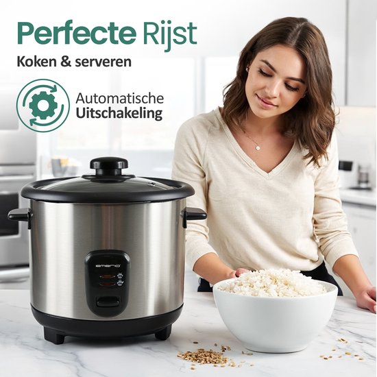 Een vrouw met een kom rijst naast een Emerio rijstkoker. De rijstkoker heeft een glazen deksel en RVS behuizing.