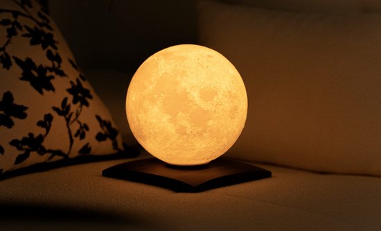 Lampe lune illuminée texturée, sur une base en bois.