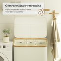 Gestroomlijnde crèmekleurige wasmand met bamboe frame en deksel, opgevouwen, ideaal voor elke wasruimte.