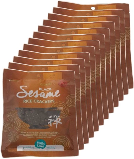 Twaalf oranje pakjes TerraSana zwarte sesamrijstcrackers, elk met tekst en een cirkelvormig patroon.