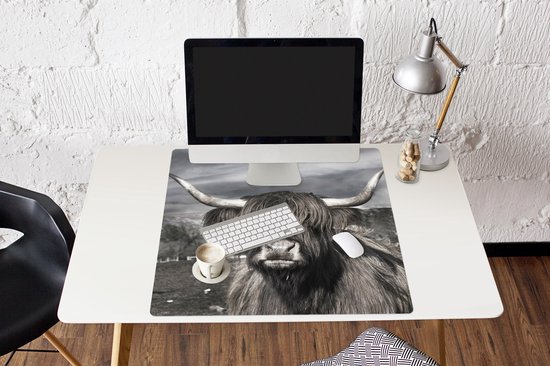 Muismat XXL 80x80 cm - Bureau onderlegger - Bureau mat Schotse hooglander - Portret - Zwart - Wit - Dier - Wild - Natuur - Bureaumat - Gaming mousepad xl - Bureaulegger groot - Computer deskmat