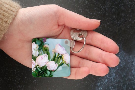 Porte-clés - Bourgeons de pivoines roses dans un vase - Plastique