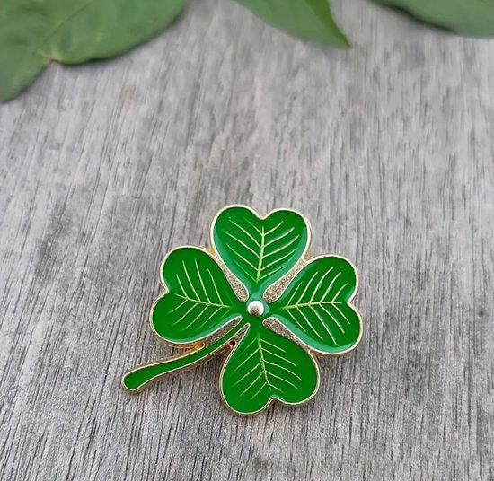 GoedeDoelen.Shop | Geluks-Pin Klavertje Vier | Sierpin | Klavertje Vier | Goud En Groen Kleurig | Afmeting 2,4 x 1,8 CM | Geluk | Mode Accessoire | Broche