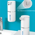 Witte automatische zeepdispenser met doorzichtige niveaumeter, zilveren band en verrekiezer voor wandmontage.
