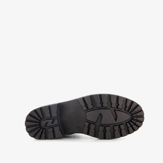 Binnenzool van zwarte leren veterboot met dikke profielzool.