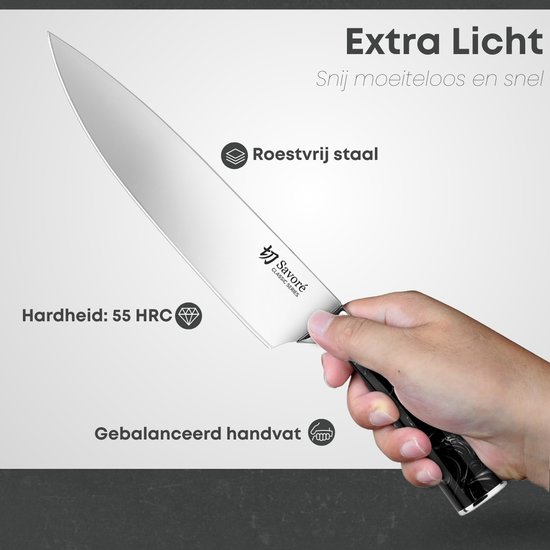 Hand die een Savoré Kitchen chef's knife met roestvrijstalen lemmet en zwart, gedetailleerd handvat vasthoudt. Tekst 'Extra Licht' en 'Roestvrij staal'.