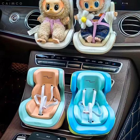 Een crèmekleurig en een grijs autostoeltje, naast een oranje en een blauw autostoeltje. Twee poppen zitten bovenop de crèmekleurige stoeltjes.