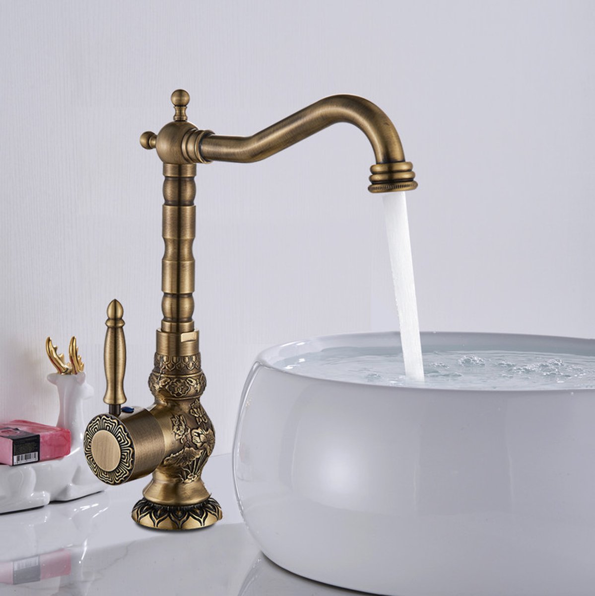 Wastafelmengkraan, badkamerkraan, eengreeps, delicaat messing, antiek gegraveerd, warm en koud water