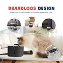 Zwarte JC Pets draadloze drinkfontein met een kat die drinkt, en weergave van plaatsing in diverse interieurs.