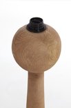 Gedetailleerde close-up van de houten bolvormige lampkop met zwarte fitting.