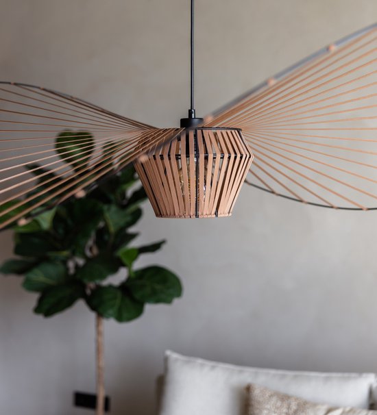 Close-up van het koperbruine rotan mandje van een hanglamp.