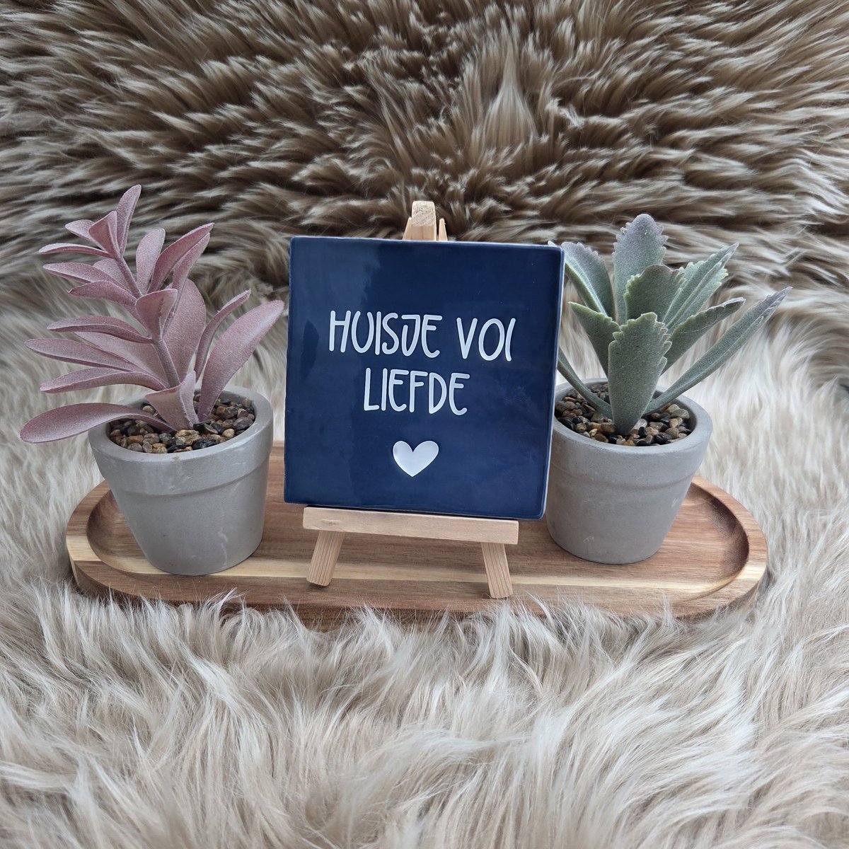 CreaCraft Robuust Wenstegeltje – Huisje vol Liefde – Hip trendy tegeltje – 10x10 cm – Cadeau voor Nieuwe Woning, Housewarming of Gezinscadeau – Sfeervol en Persoonlijk - Vriend(in) - Zomaar – Trendy nu – Decoratief Tegeltje met Standaard – Cadeau Idee Donkerblauw/Wit