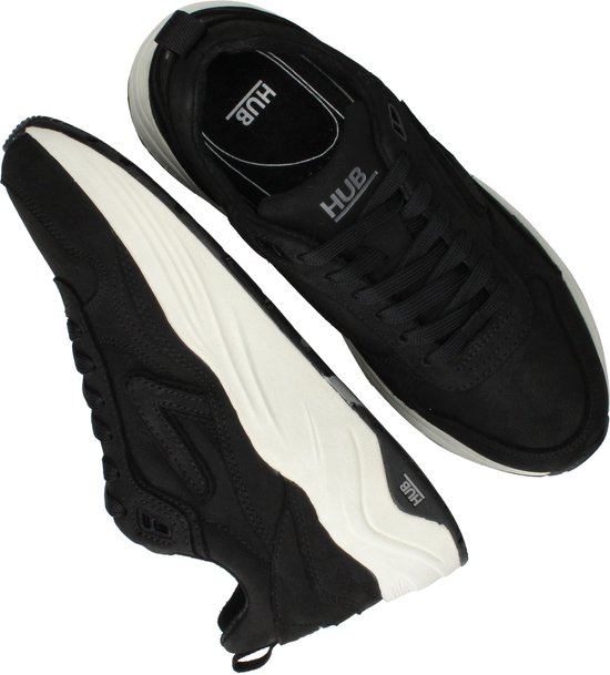 Zwarte HUB sneakers met witte zolen, veters en een sportief design.