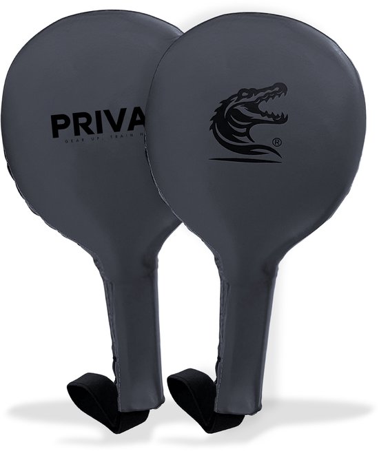 Twee grijze Prival traptrainers met logo's, één met een krokodillenlogo, de andere met 'PRIVAL'.