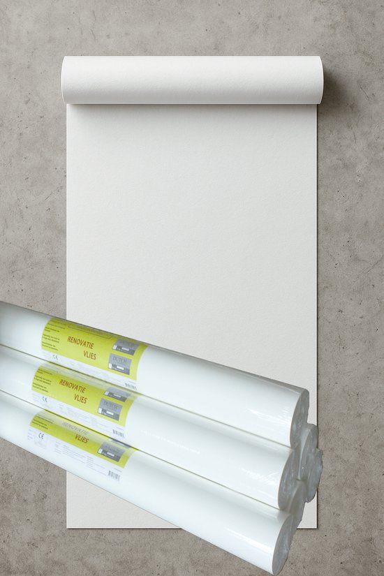 Rouleaux de non-tissé de rénovation empilés sur une feuille de papier blanc.