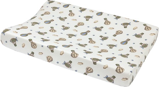 Aankleedkussenhoes met een print van heteluchtballonnen, vliegtuigen, wolken en sterren op een witte achtergrond.