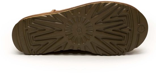 Onderkant van een bruine UGG enkellaars met een bruine zool met UGG-logo.